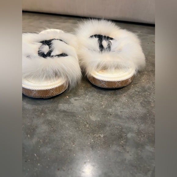Authentic Chanel fur slides - Picture 2 of 9
